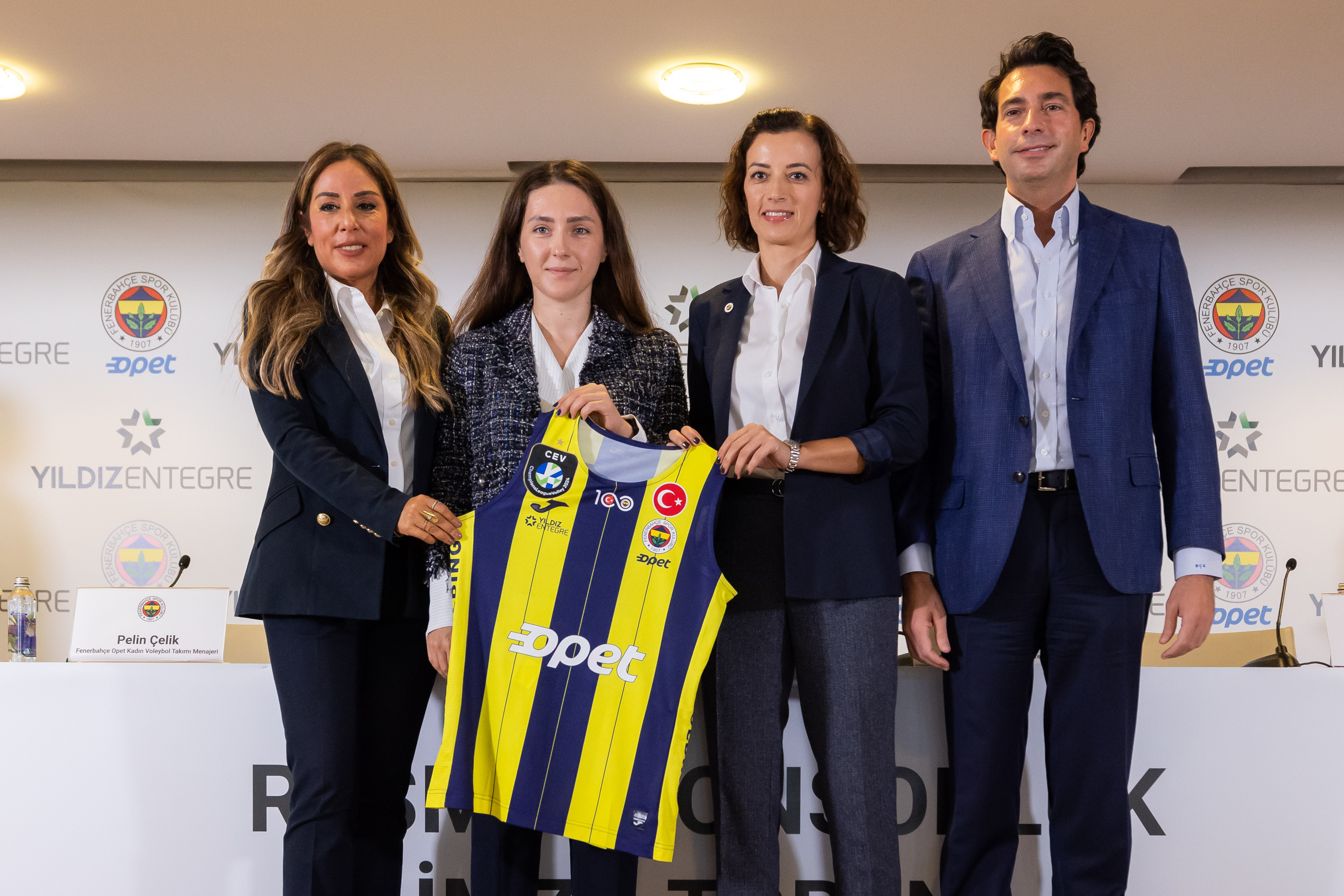 Fenerbahçe Opet Kadın Voleybol Takımı, yeni sezonda Yıldız Entegre logolu formalarla sahada